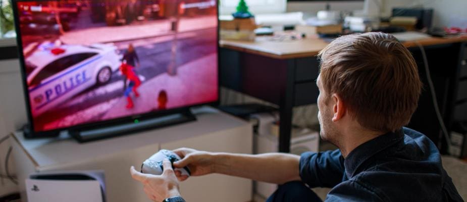 Игра на приставке и телевизоре