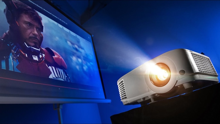 просмотр фильма на проекторе