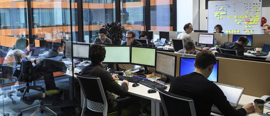 офис с компьютерами