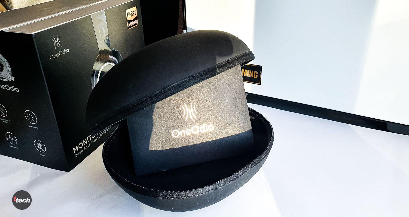 Открытый бокс упаковка наушников