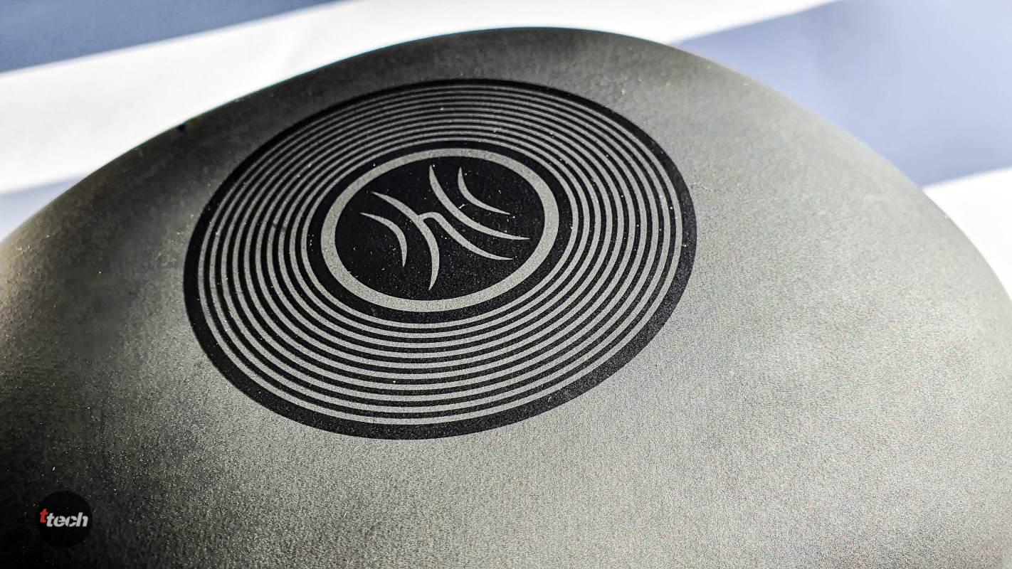 Округлый плотный бокс на молнии от наушников