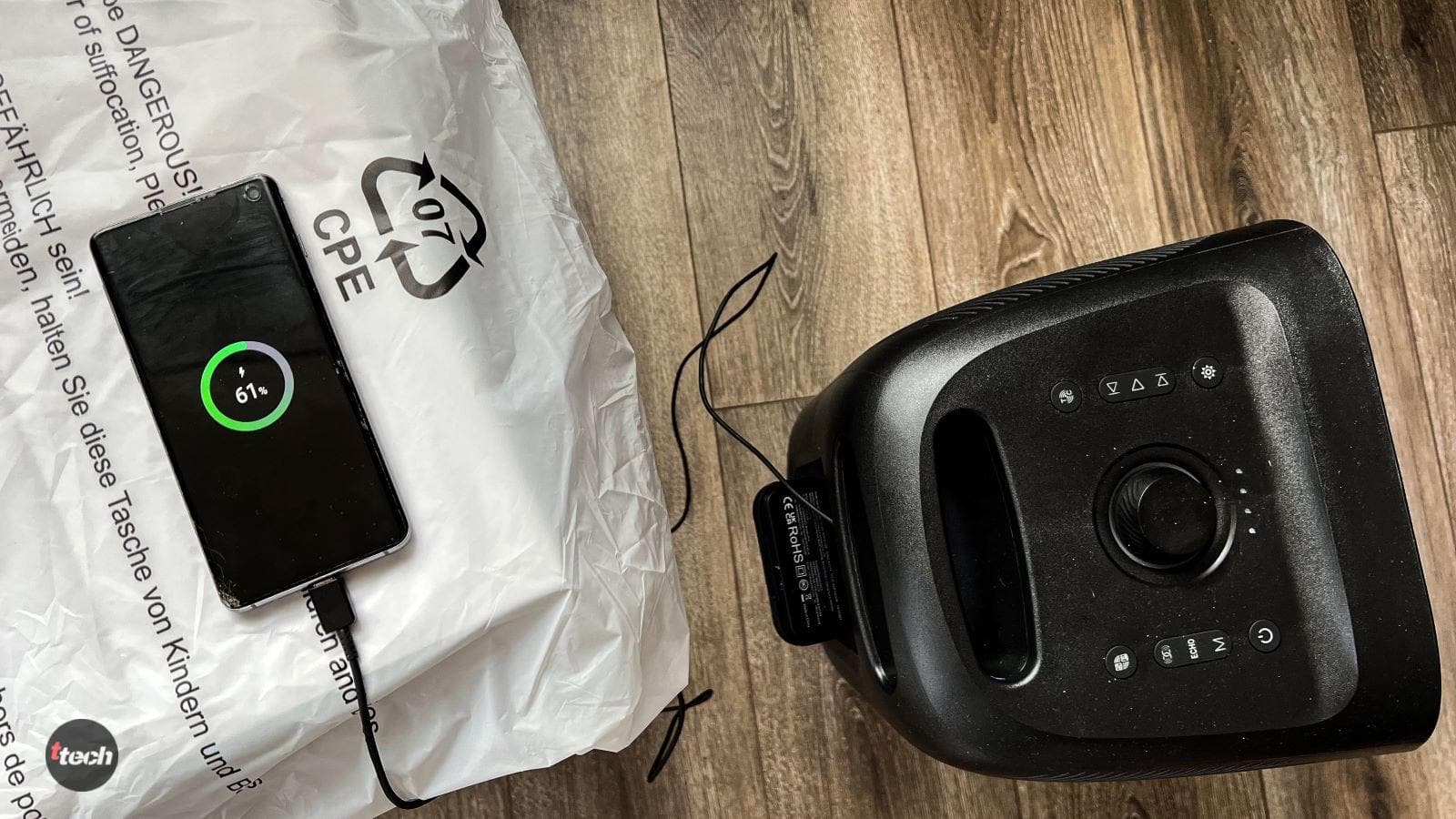 Пример зарядки телефона через колонку Halo 200