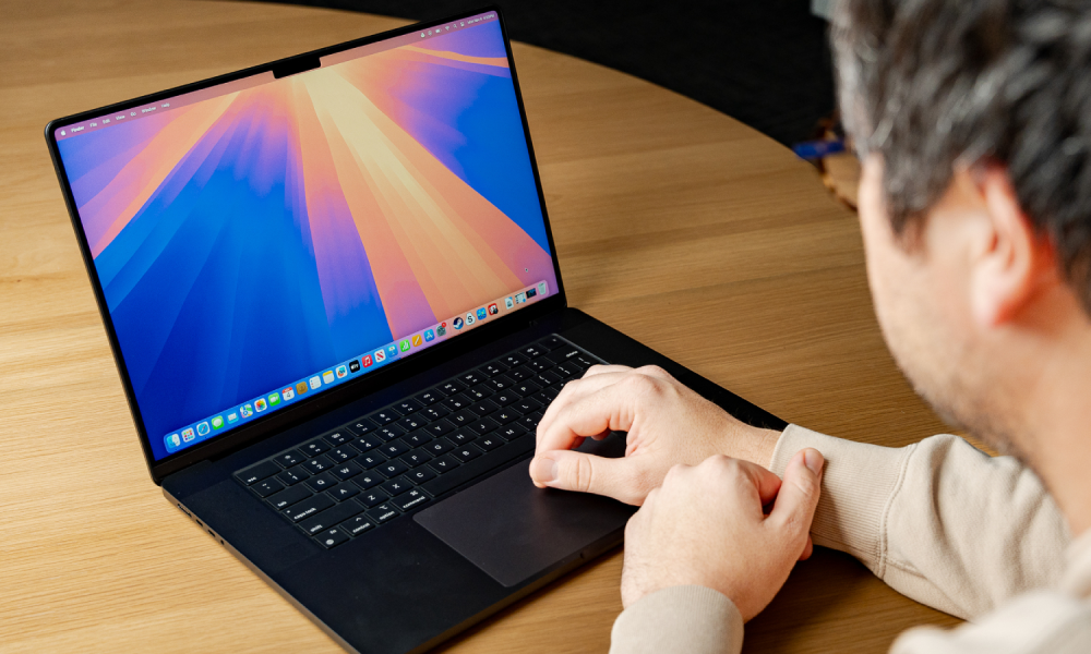 Apple готовит OLED MacBook Pro